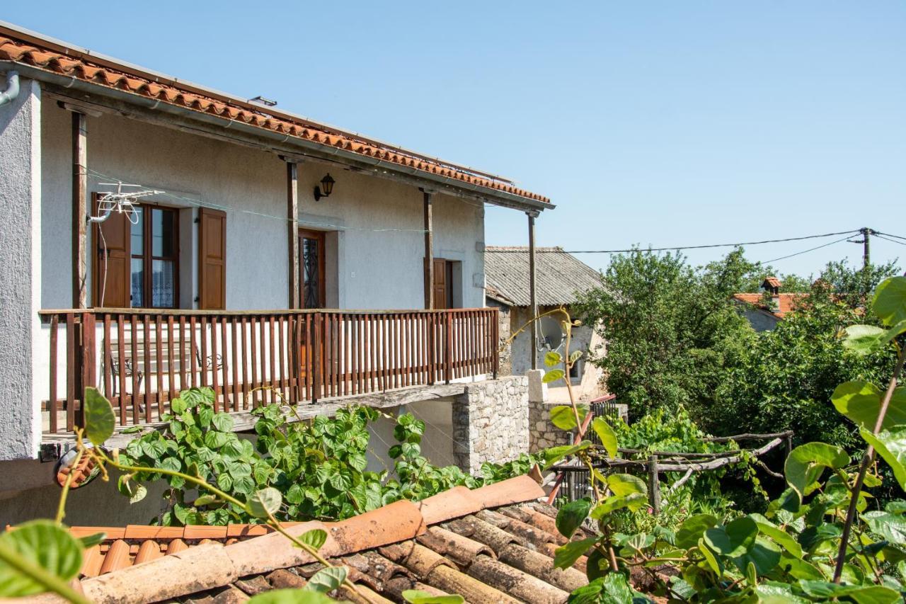 Apartma Na Skdnu Dutovlje Bagian luar foto