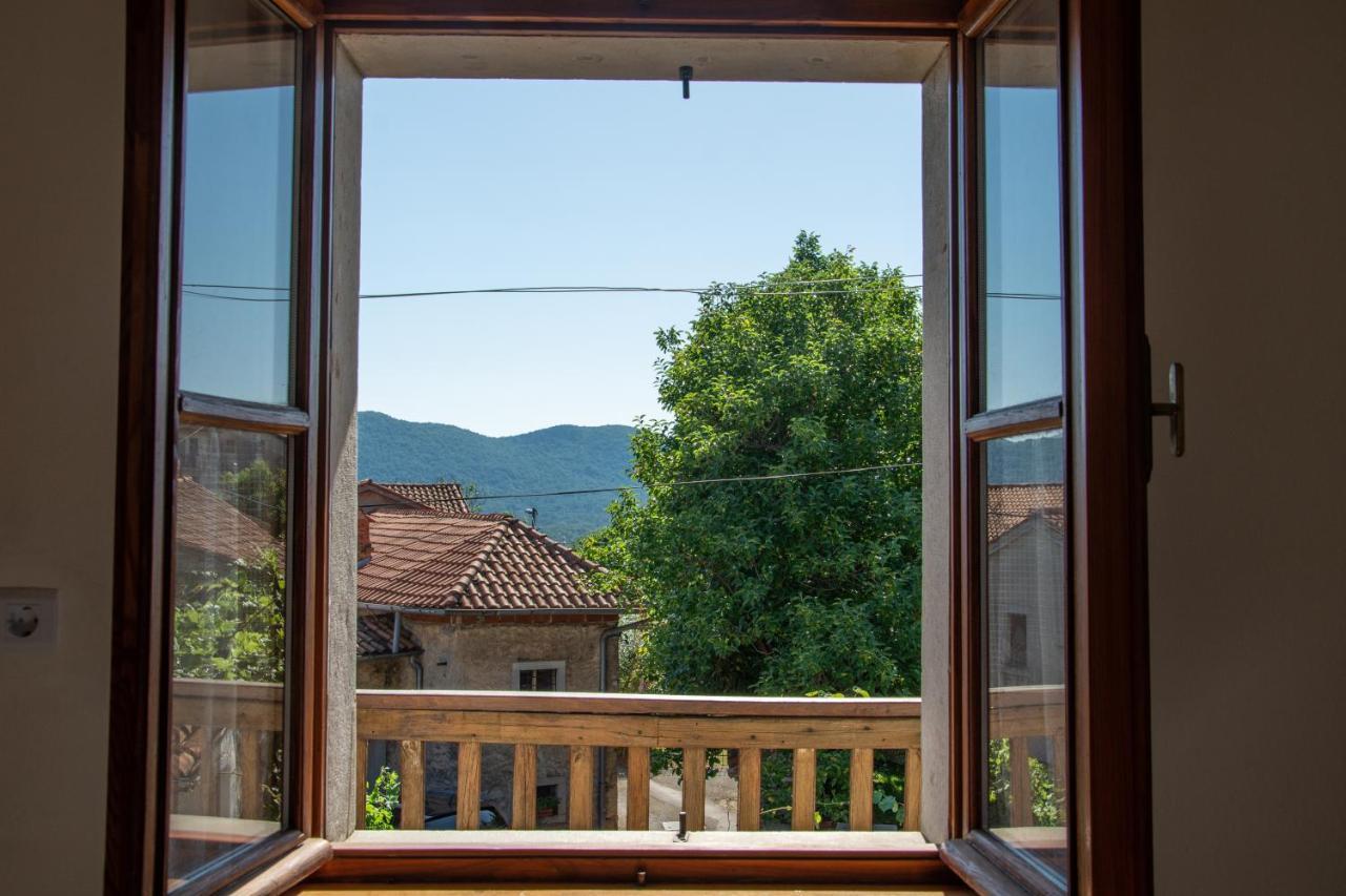 Apartma Na Skdnu Dutovlje Bagian luar foto